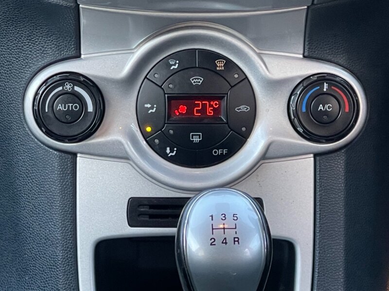 FORD FIESTA TITANIUM 2010