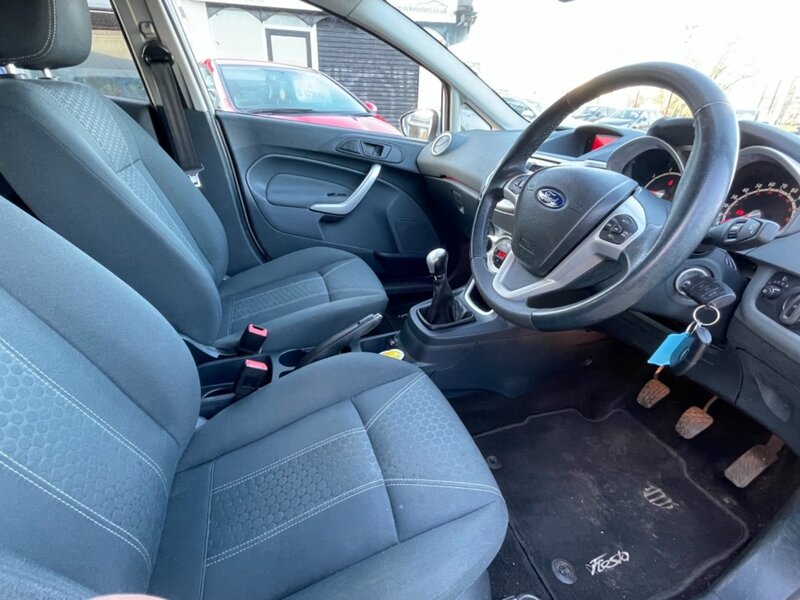 FORD FIESTA TITANIUM 2010